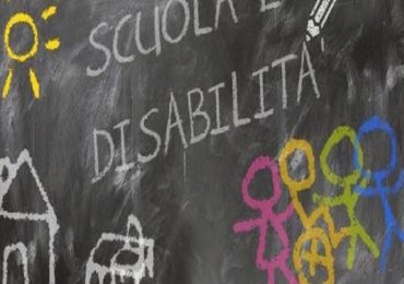 Manca l'infermiere per l'alunno disabile: insegnanti e compagni di classe imparano ad assisterlo