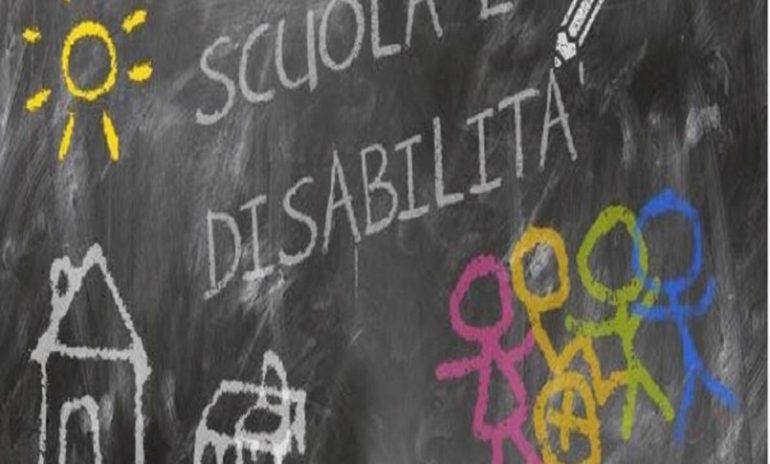 Manca l'infermiere per l'alunno disabile: insegnanti e compagni di classe imparano ad assisterlo