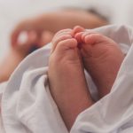 Parto in casa contro il parere della ginecologa: gravi lesioni per la bimba. Chiesta condanna per genitori e due ostetriche