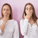 Sbadiglio contagioso, svelati nuovi meccanismi alla base del comportamento imitativo