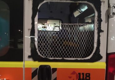 Ambulanza presa a sassate dopo l'intervento per soccorrere un ferito: follia a Bellaria Igea Marina (Rimini)