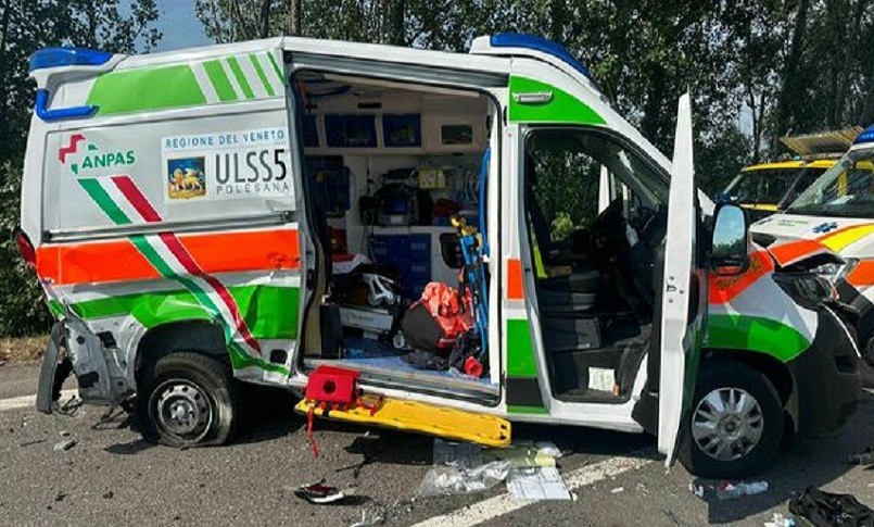 Rovigo, ambulanza travolta da auto privata: gravi autista infermiere. UGL Salute: "Aprire un confronto per garantire la sicurezza degli operatori"