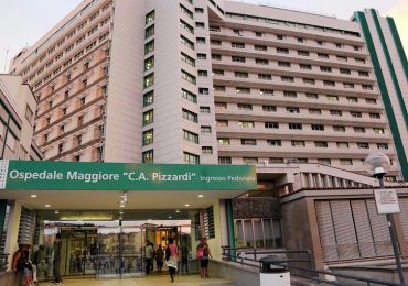 Bologna, violenza all'Ospedale Maggiore: infermiera colpita da un calcio al volto