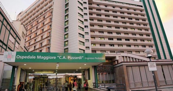 Bologna, violenza all'Ospedale Maggiore: infermiera colpita da un calcio al volto