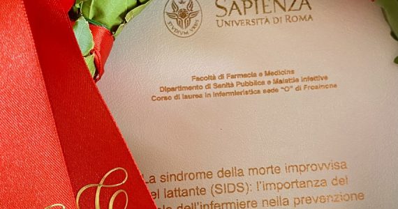 La dott.ssa Capriglione presenta la tesi "La sindrome della morte improvvisa del lattante (SIDS): l'importanza del ruolo dell'infermiere nella prevenzione"