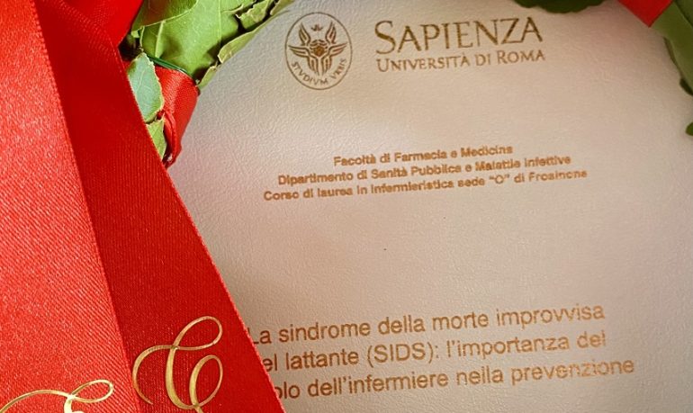 La dott.ssa Capriglione presenta la tesi "La sindrome della morte improvvisa del lattante (SIDS): l'importanza del ruolo dell'infermiere nella prevenzione"