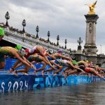 Olimpiade di Parigi: i rischi per gli atleti che gareggiano nella Senna