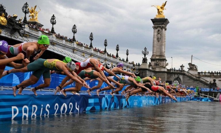 Olimpiade di Parigi: i rischi per gli atleti che gareggiano nella Senna