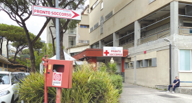 Aggredì personale sanitario e guardie giurate all'ospedale di Torre del Greco (Napoli): finisce ai domiciliari