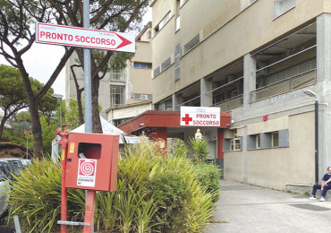 Aggredì personale sanitario e guardie giurate all'ospedale di Torre del Greco (Napoli): finisce ai domiciliari