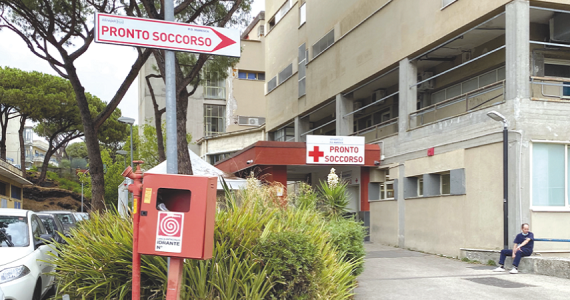 Aggredì personale sanitario e guardie giurate all'ospedale di Torre del Greco (Napoli): finisce ai domiciliari