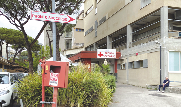 Aggredì personale sanitario e guardie giurate all'ospedale di Torre del Greco (Napoli): finisce ai domiciliari