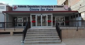 Caos alle Cliniche Universitarie di Sassari: uomo entra in sala operatoria, minaccia la ex e prende a schiaffi un oss