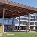 Ferrara, ragazza rischia di cadere dal tetto dell'ospedale: l'oss Giacomo Di Renzo aiuta un poliziotto a portarla in salvo - VIDEO