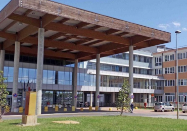 Ferrara, ragazza rischia di cadere dal tetto dell'ospedale: l'oss Giacomo Di Renzo aiuta un poliziotto a portarla in salvo - VIDEO