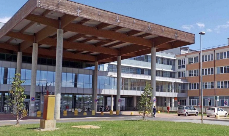 Ferrara, ragazza rischia di cadere dal tetto dell'ospedale: l'oss Giacomo Di Renzo aiuta un poliziotto a portarla in salvo - VIDEO