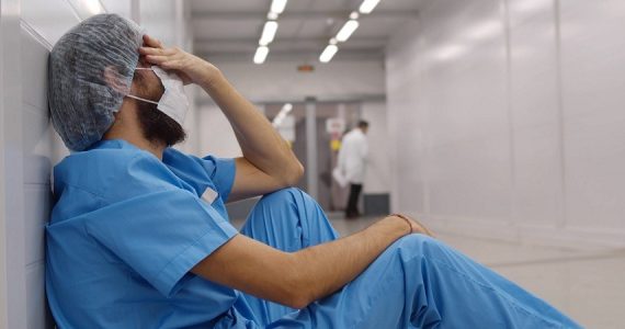 Indagine Nursing Up: "Perdiamo per strada sempre più infermieri. Ben 15.450 dimissioni dalla sanità pubblica nel biennio 2021-2022"