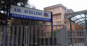 Lavora come oss, ma è privo di titolo: licenziato dall'Asl Avellino (dopo 15 mesi!)