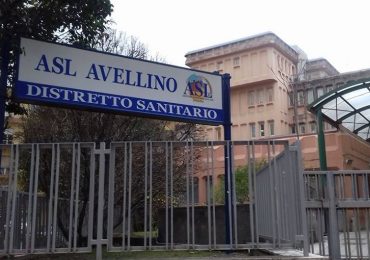 Lavora come oss, ma è privo di titolo: licenziato dall'Asl Avellino (dopo 15 mesi!)