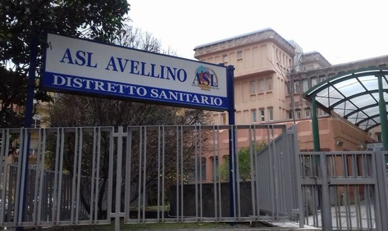 Lavora come oss, ma è privo di titolo: licenziato dall'Asl Avellino (dopo 15 mesi!)