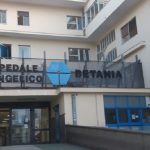 Napoli, irrompono in Pronto soccorso e pretendono una sedia a rotelle: infermiere aggredito e porta sfondata a Villa Betania