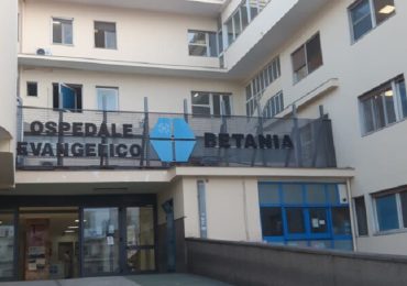 Napoli, irrompono in Pronto soccorso e pretendono una sedia a rotelle: infermiere aggredito e porta sfondata a Villa Betania