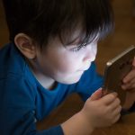 Scerra (M5S): "Regolamemtare l'uso dello smartphone per i minori sotto i 12 anni"