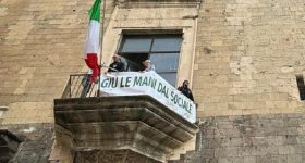 Asl Napoli 1 Centro, 300 lavoratori del sociale in odore di licenziamento: oss occupano il Maschio Angioino