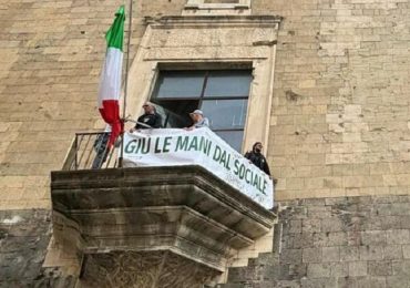 Asl Napoli 1 Centro, 300 lavoratori del sociale in odore di licenziamento: oss occupano il Maschio Angioino