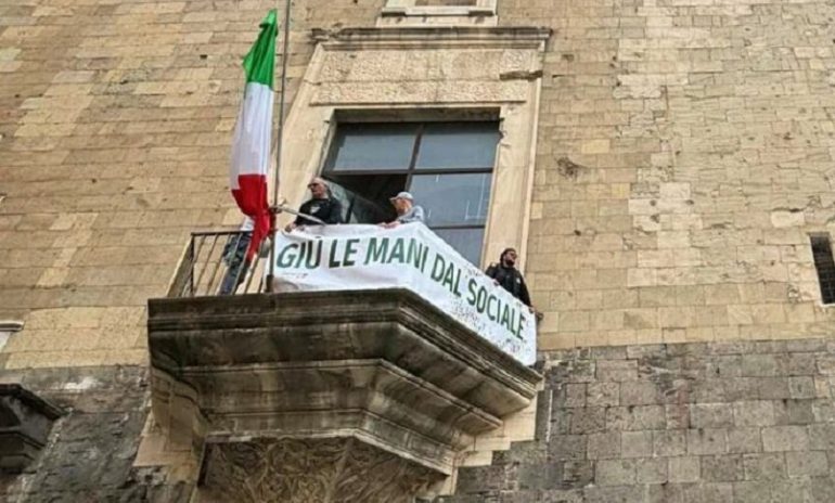 Asl Napoli 1 Centro, 300 lavoratori del sociale in odore di licenziamento: oss occupano il Maschio Angioino