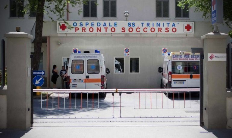 Botte a infermiere e guardia giurata: 24enne arrestato a Cagliari