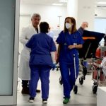 Fuga dei medici dalla sanità pubblica, il Governo studia un piano per trattenerli: possibili aumenti di stipendio per specializzandi e senior