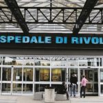 Rivoli (Torino), uomo ai domiciliari portato in ambulanza all'ospedale: aggredisce medici, infermieri e guardia giurata