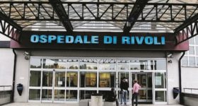 Rivoli (Torino), uomo ai domiciliari portato in ambulanza all'ospedale: aggredisce medici, infermieri e guardia giurata