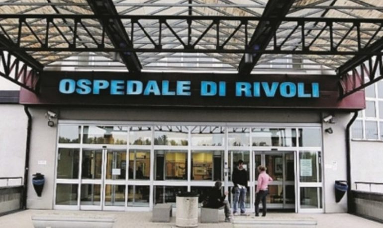 Rivoli (Torino), uomo ai domiciliari portato in ambulanza all'ospedale: aggredisce medici, infermieri e guardia giurata