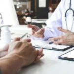 Napoli, medico di famiglia morso alla mano da un paziente. Fimmg: "Serve evoluzione verso studi associati"