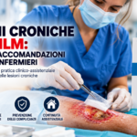 Infermiere impegnato nella medicazione di una lesione cronica, con richiamo alle raccomandazioni ISS sulla gestione del biofilm