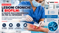 Infermiere impegnato nella medicazione di una lesione cronica, con richiamo alle raccomandazioni ISS sulla gestione del biofilm