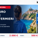Infermiera in divisa blu con panorama della Sardegna e richiamo all’indennità di 1.000 euro lordi mensili per le sedi disagiate