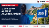 Infermiera in divisa blu con panorama della Sardegna e richiamo all’indennità di 1.000 euro lordi mensili per le sedi disagiate
